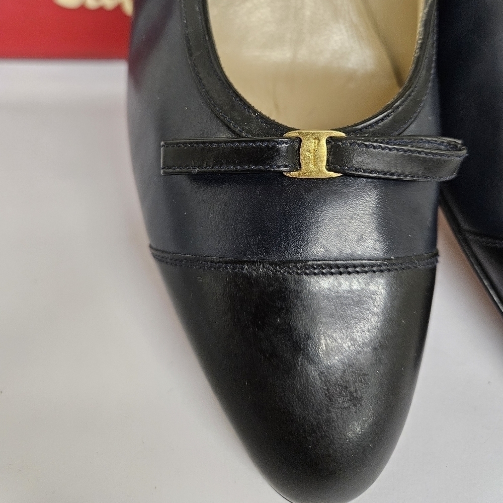 Salvatore Ferragamo Vintage Almond and Kitten Heel Pumps in Navy and Black Sz 9 - Picture 4 of 15